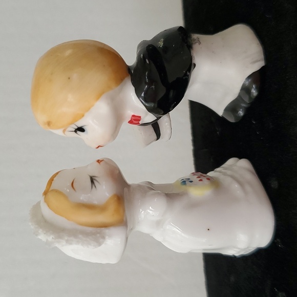 Vintage Dan Brechner Miniature Kissing Bride and Groom Figurines - Picture 5 of 10
